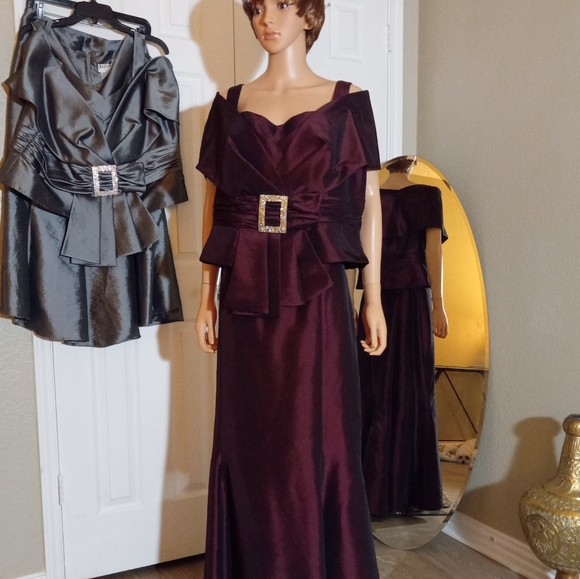 Stunning Daymor Long Formal Gown - Picture 1 of 1